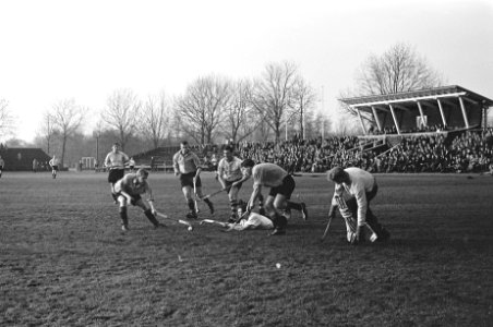 Hockey Amsterdam tegen Laren 0-0 Aanval van Amsterdam op doel Laren, Bestanddeelnr 915-8018