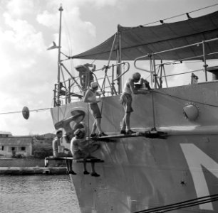 HM N5 krijgt een opknapbeurt aan de kade bij de marinebasis in Willemstad op Cu, Bestanddeelnr 252-7225