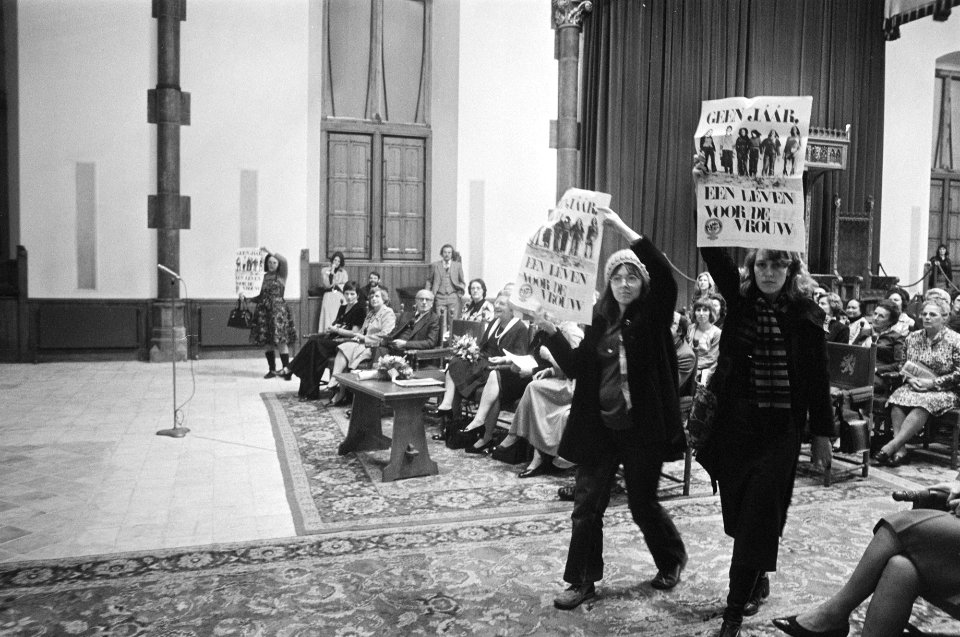 HM bij bijeenkomst Nationaal Comite Internationale Jaar van de Vrouw 1975 in R, Bestanddeelnr 927-7549