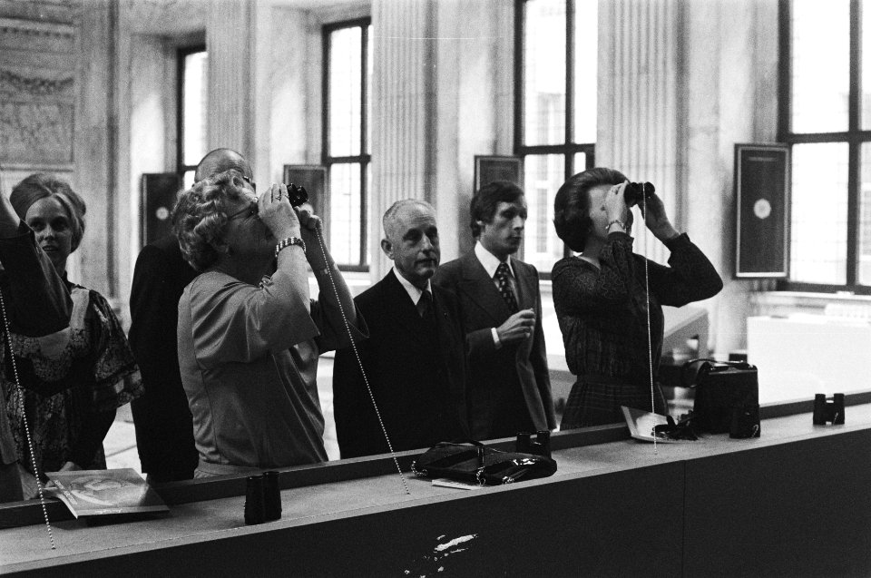 HM, Beatrix en Claus openen tentoonstelling Beelden te kijk in Paleis op Dam, , Bestanddeelnr 929-2250