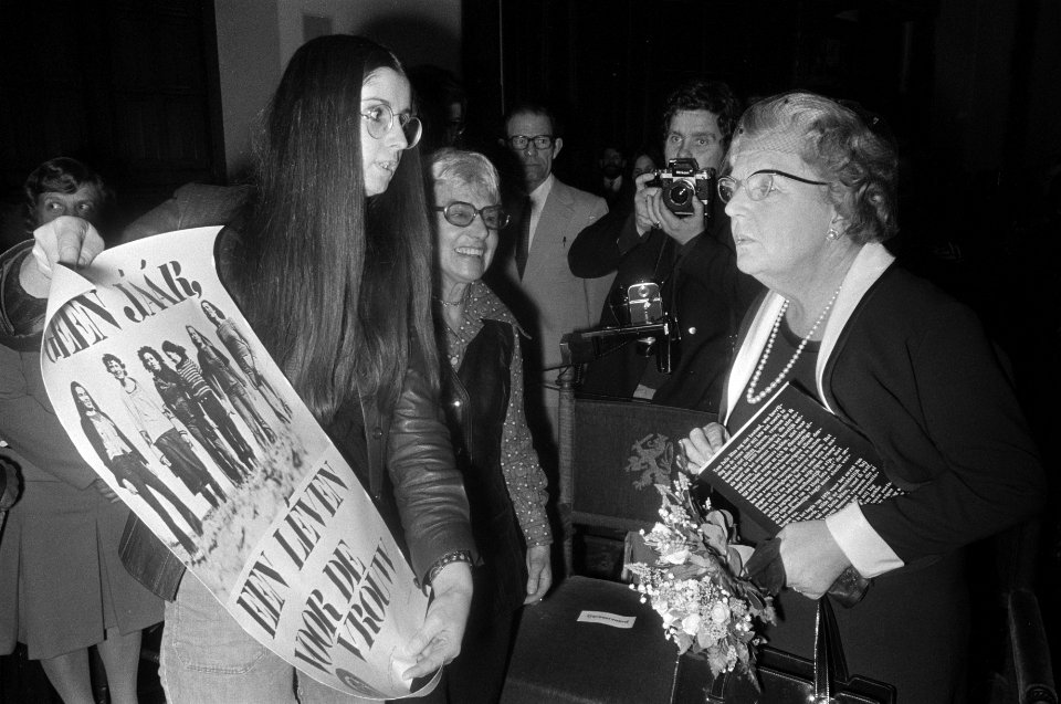 HM bij bijeenkomst Nationaal Comite Internationale Jaar van de Vrouw 1975 in R, Bestanddeelnr 927-7548