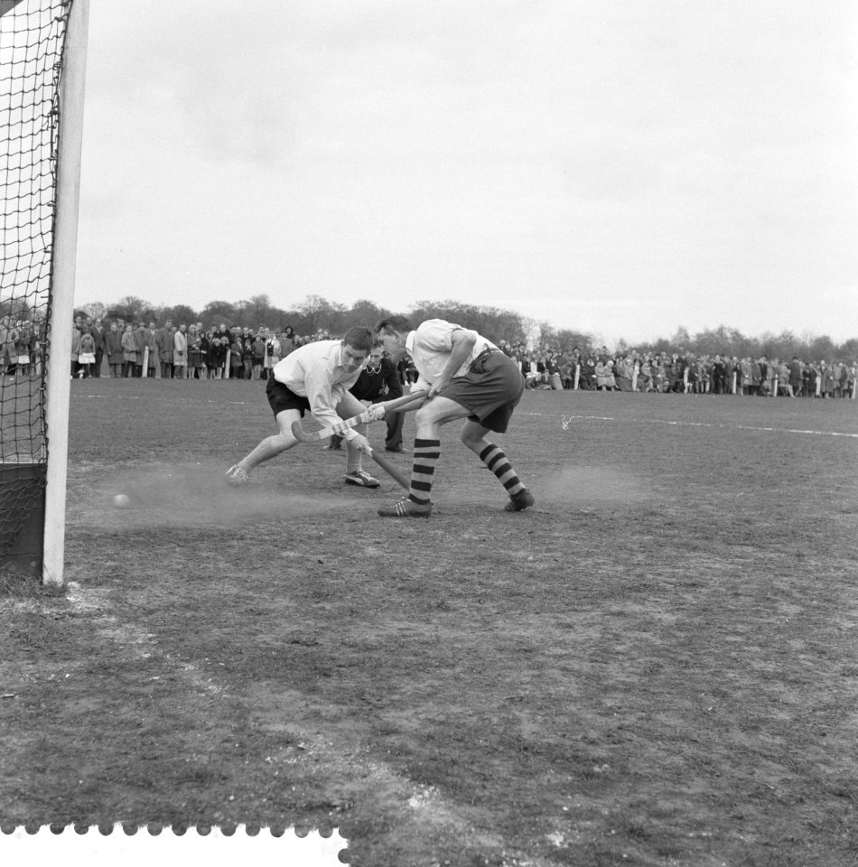 Hockey Laren tegen DKS 1-1, Loggere maakt uit een strafboeilie gelijk, links Koe, Bestanddeelnr 911-2056
