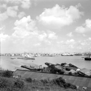 HM De Ruyter in het Schottegat met op de achtergrond de Isla-raffinaderij, Bestanddeelnr 252-2711