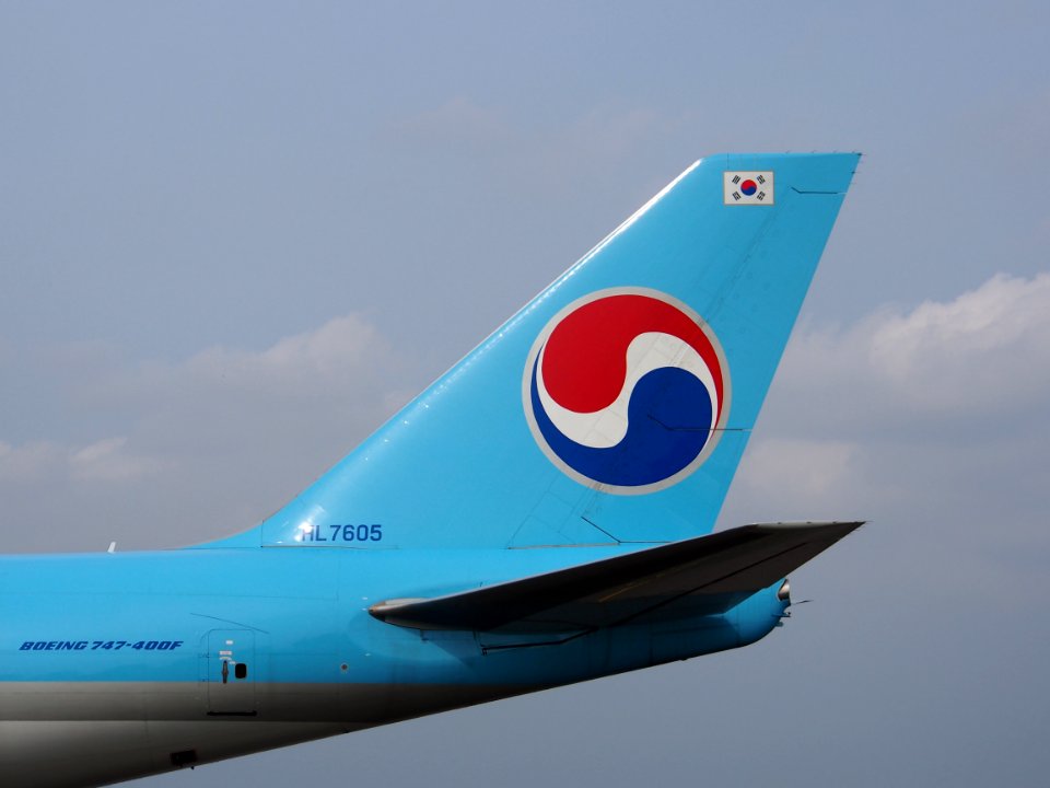 HL7605 tail Korean Air Lines Boeing 747-4B5F(ER) - cn 35526 taxiing 14july2013 pic-001