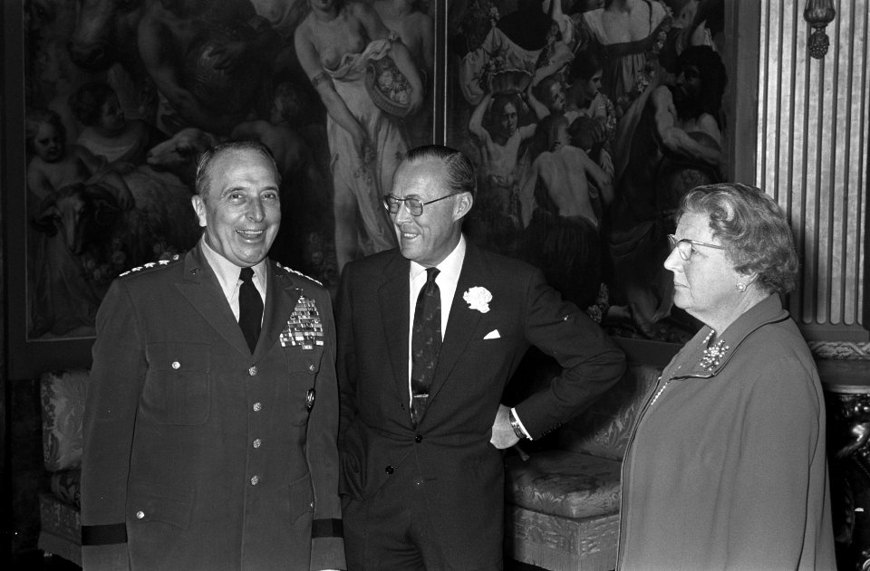 HM en ZKH Prins Bernhard ontvingen generaal Lemnitzer in verband met afscheid al, Bestanddeelnr 922-4820