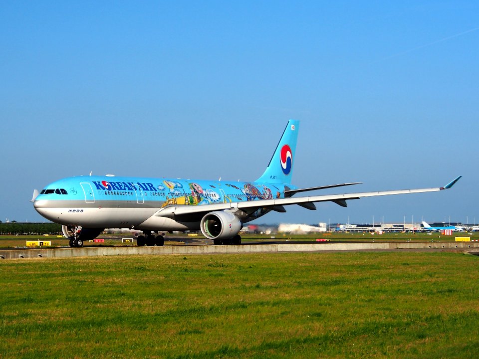 HL8211 Korean Air Lines Airbus A330-223 - cn 1133 taxiing 18july2013 pic-006