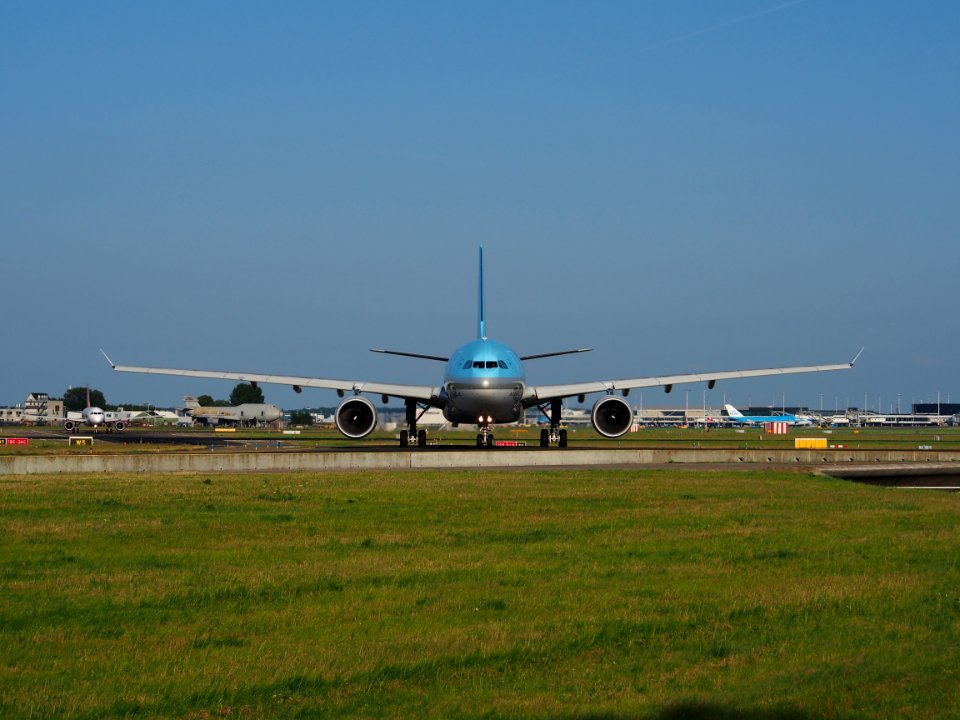 HL8211 Korean Air Lines Airbus A330-223 - cn 1133 taxiing 18july2013 pic-002
