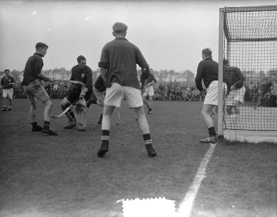 Hockey. Toga tegen HHYC Den Haag Beide elftallen, Bestanddeelnr 905-6175