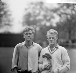 Hockey Amsterdam tegen Hilversum 4-1 Van der Hagen (links), rechts van Roijen b, Bestanddeelnr 915-6504