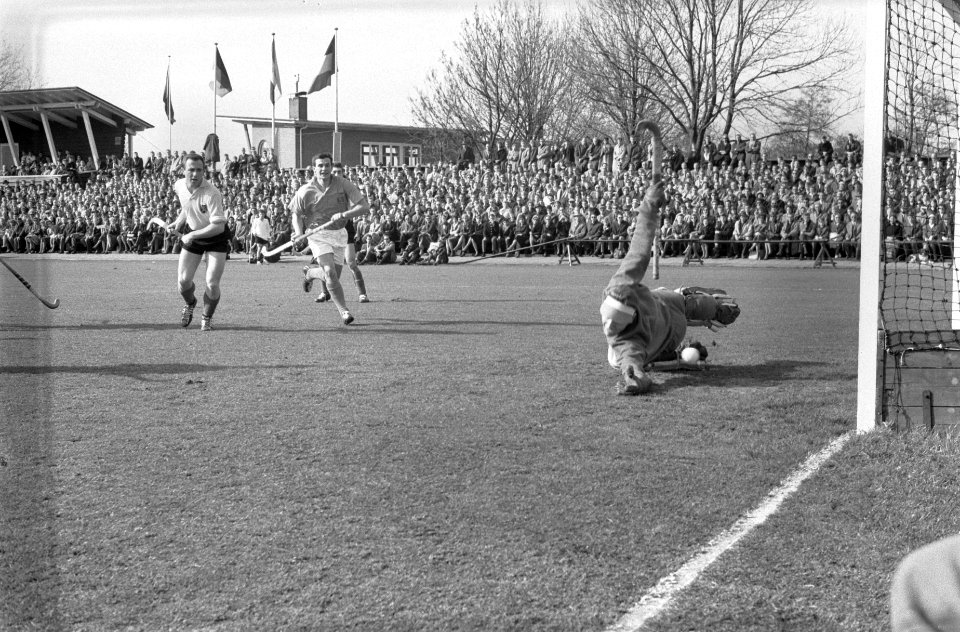 Hockey Nederland tegen Belgie te Amstelveen Links Van Vroonhoven , 1ste doelpun, Bestanddeelnr 912-3241
