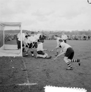 Hockey Laren tegen Amsterdam 1-1, spelmoment, Bestanddeelnr 907-5519