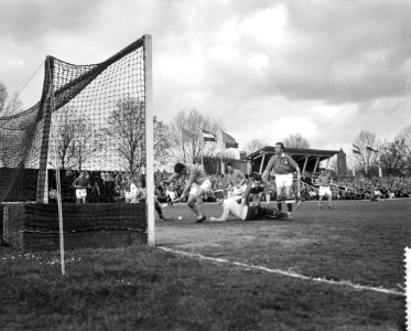 Hockey Nederland tegen Wales 3-0 te Amstelveen, doelman Jones (Wales) geslagen, Bestanddeelnr 911-1872 photo