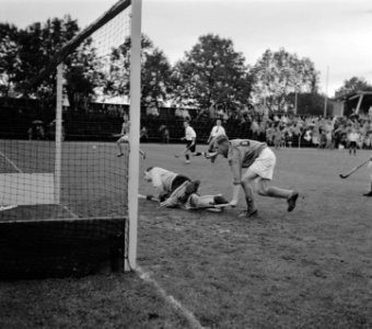 Hockey Amsterdam tegen Olympics Keeper Mulder (Amsterdam en rechts Van Grinberg, Bestanddeelnr 908-0353