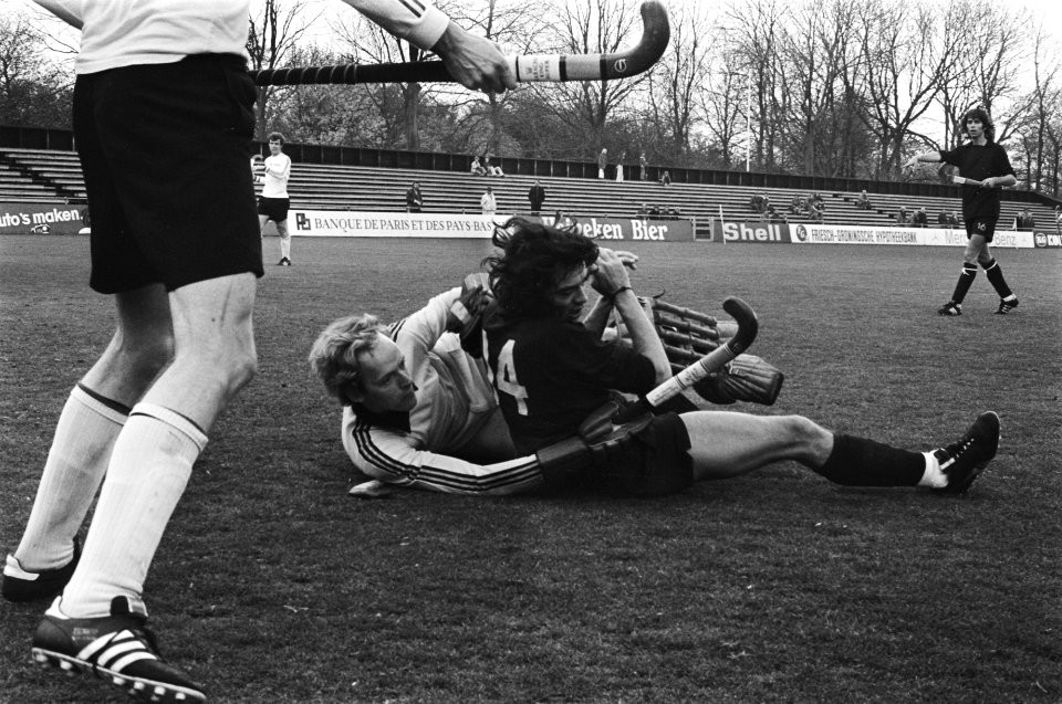 Hockey Amsterdam tegen Klein Zwitserland Steens in duel met Amsterdam keeper , Bestanddeelnr 928-5546