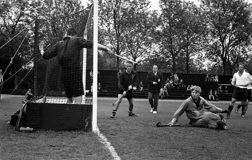 Hockey Amsterdam tegen PW 6-0, na afloop wedstrijd, spelmomenten, Bestanddeelnr 916-4439