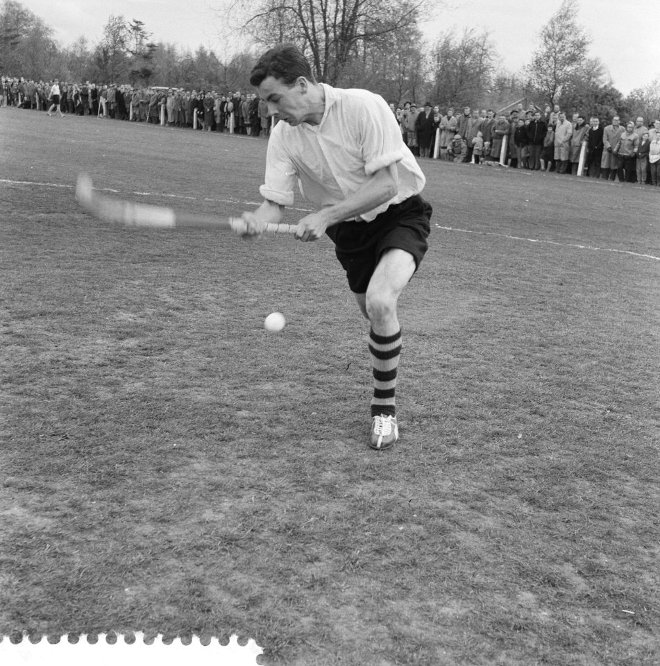 Hockey Laren tegen DKS 1-1, Dick Loggere in actie, Bestanddeelnr 911-2055