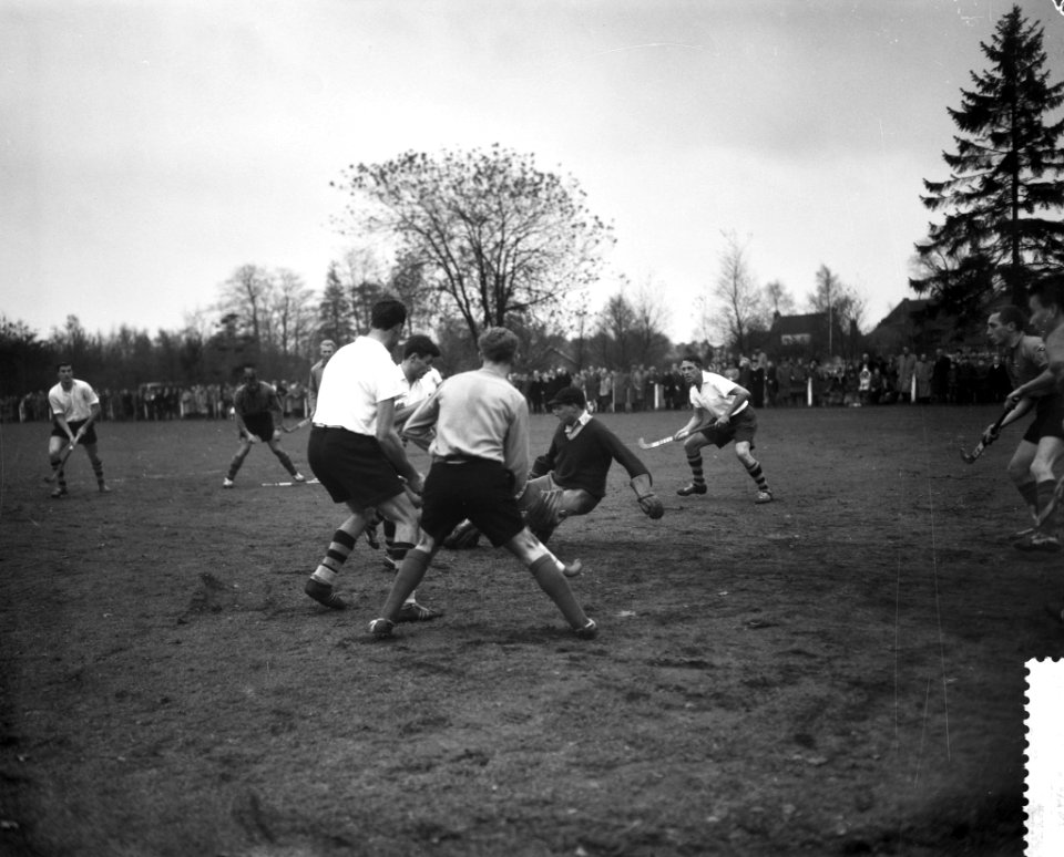 Hockey Laren tegen SCHC, spelmoment voor het SCHS-doel op de grond Dorhout Mees,, Bestanddeelnr 911-7679