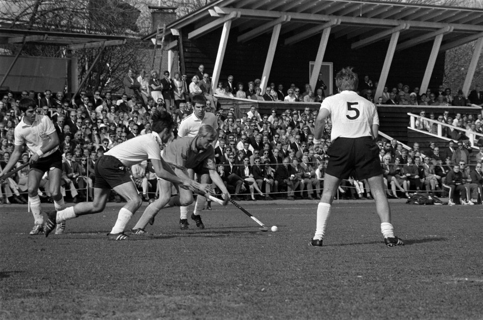 Hockey Nederland tegen West-Duitsland 1-1 Tholen (midden in aktie, Bestanddeelnr 923-4919
