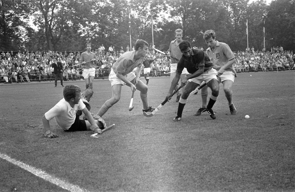 Hockey Nederland tegen Pakistan 0-1, keeper (Ned.) Maarten Sikking (l. op de gro, Bestanddeelnr 922-7895