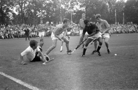 Hockey Nederland tegen Pakistan 0-1, keeper (Ned.) Maarten Sikking (l. op de gro, Bestanddeelnr 922-7895