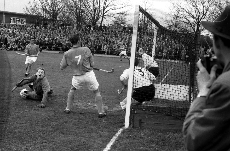 Hockey Nederland tegen Belgie te Amstelveen 2e Doelpunt voor Nederland, links V, Bestanddeelnr 912-3242