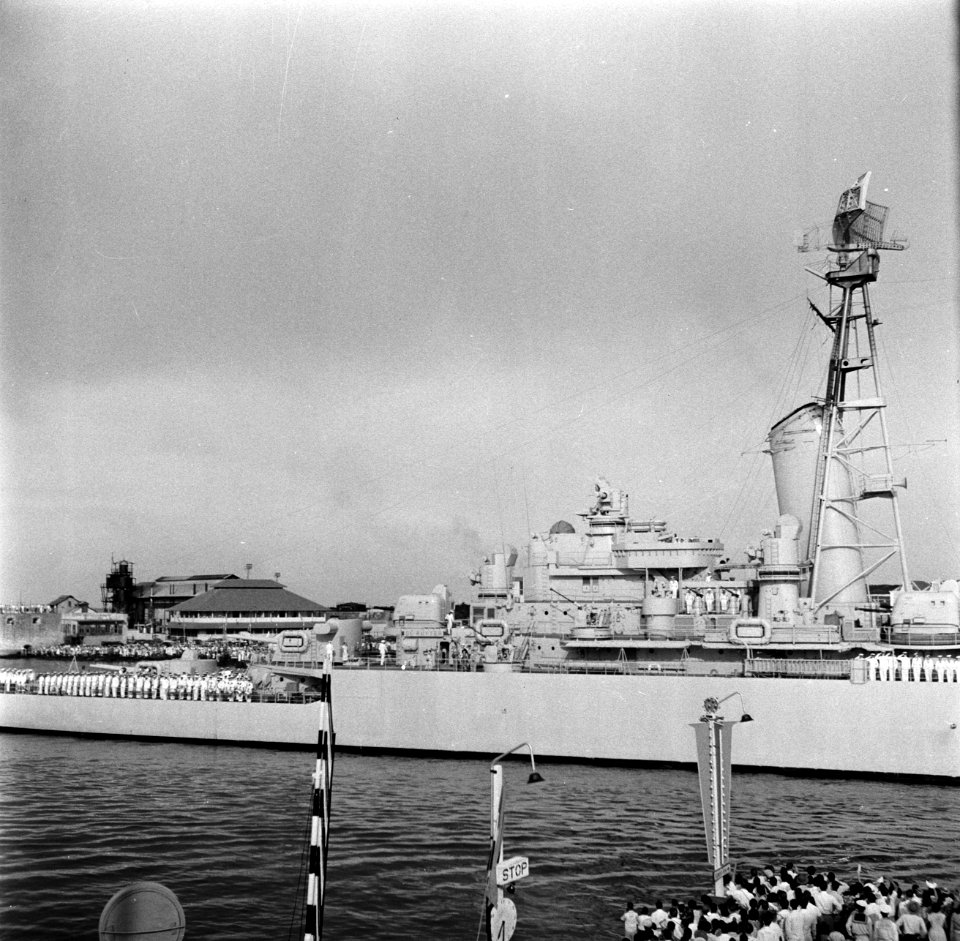 HM kruiser Michiel de Ruyter met het koninklijk paar aan boord komt aan in de St, Bestanddeelnr 252-3548