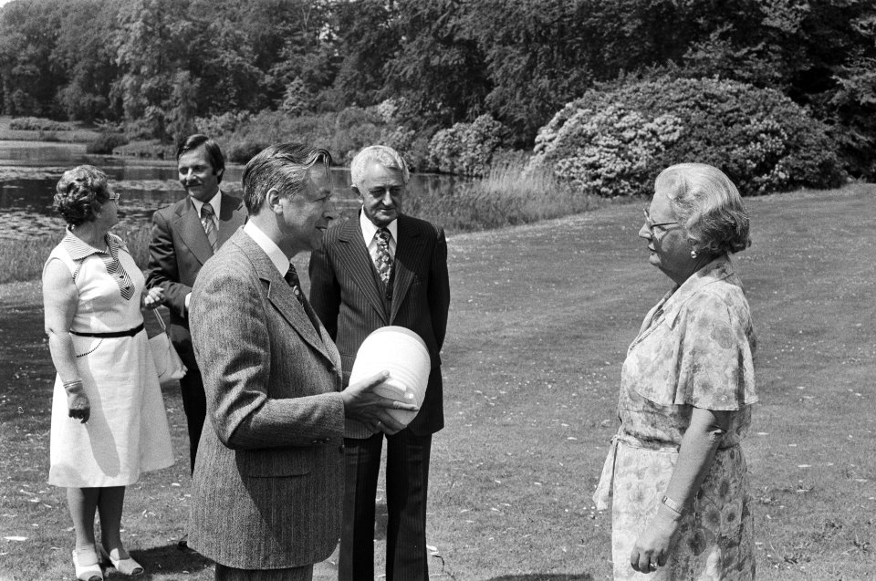 HM ontvangt vaatje haring op Soestdijk, mevr J P van der Horst Baak biedt HM , Bestanddeelnr 928-6356