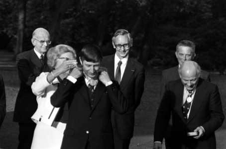 HM ontvangt allen die zich bij het gijzelingsdrama verdienstelijk hebben gemaakt, Bestanddeelnr 927-4617
