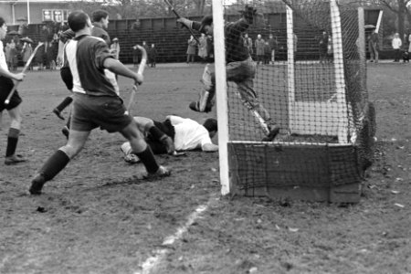 Hockey Amsterdam tegen HDM, aanval op doel van HDM, Bestanddeelnr 919-8066