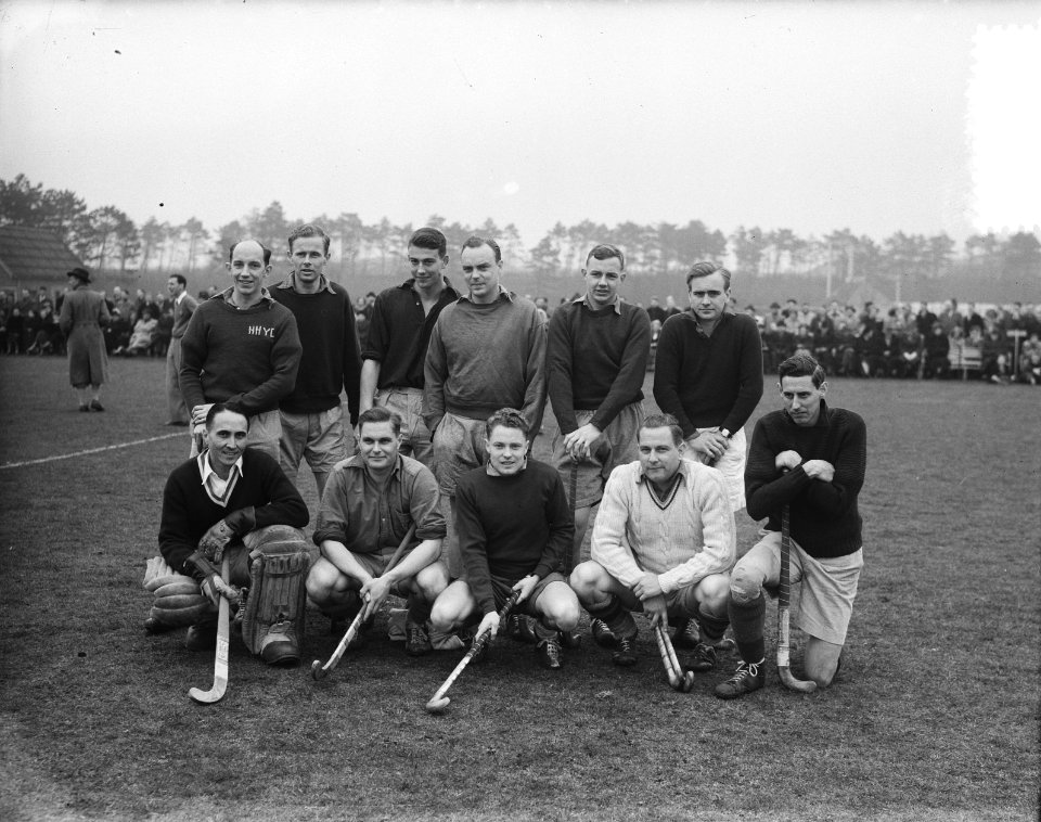 Hockey. Toga tegen HHYC Den Haag Beide elftallen, Bestanddeelnr 905-6174