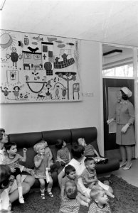 HKH Prinses Beatrix opent kleuterhuis van de Krabbenboss en geeft het de naam Pr, Bestanddeelnr 922-3686