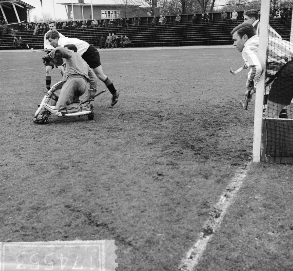 Hockey Amsterdam tegen HDM 1-0, F. Spits in duel met keeper HDM, Bestanddeelnr 917-4553