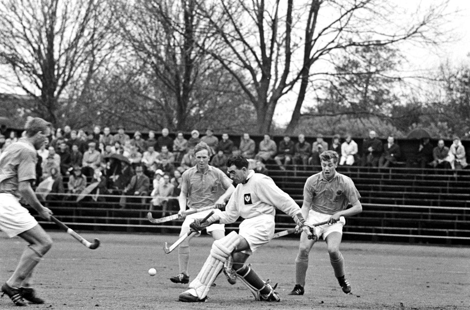 Hockey Nederland tegen Schotland 4-1, Schotse keeper Rams weet bal weg te trappe, Bestanddeelnr 917-7408