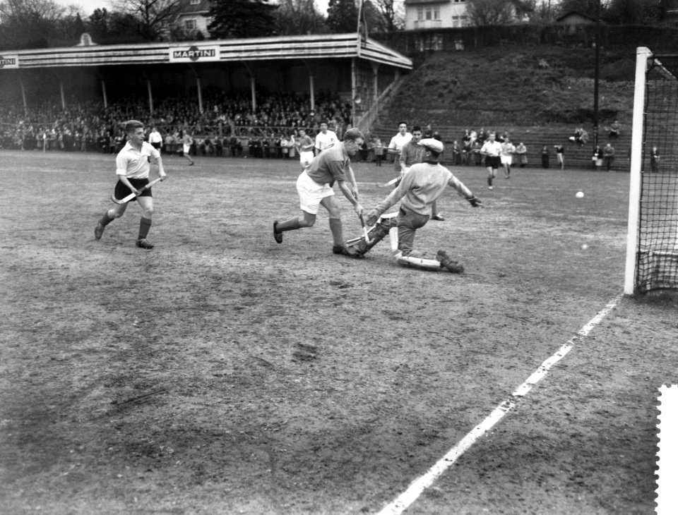 Hockey Belgie tegen Nederland 0-2 te Brussel, Van Erven Dorens (l) opent de scor, Bestanddeelnr 911-1445