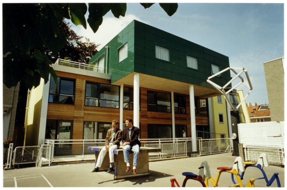 Hof van Sylvius, moderne woningbouw tussen de Pieterstraat en de Kruisstraat uit 1995. NL-HlmNHA 54036149