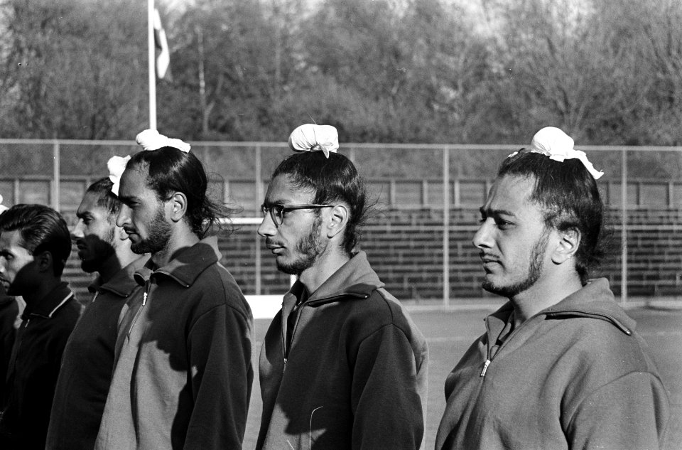 Hockey Nederland tegen Kenia, spelers van Kenia met knotj, Bestanddeelnr 919-1031