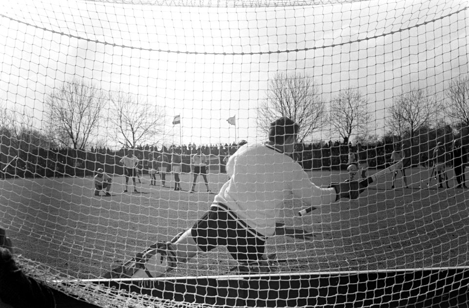 Hockey Nederland tegen West-Duitsland 1-1, keeper Box (niet zichtbaar) heeft ing, Bestanddeelnr 920-2817