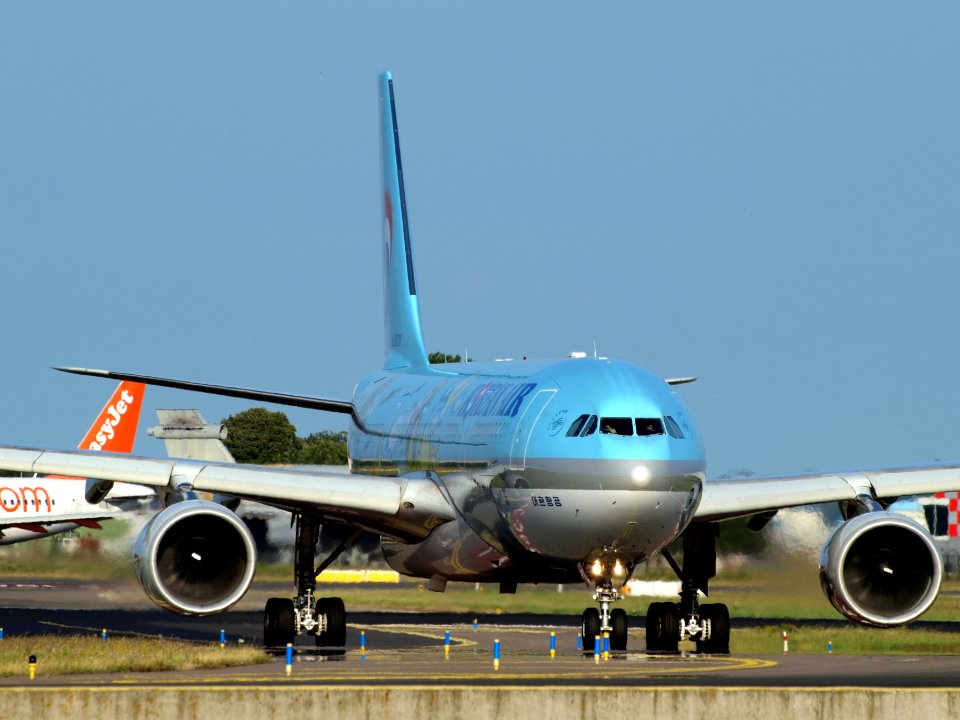 HL8211 Korean Air Lines Airbus A330-223 - cn 1133 taxiing 18july2013 pic-001
