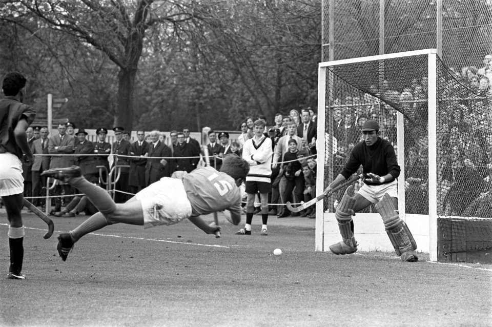 Hockey Nederland tegen Pakistan 0-1, Zwarts schiet in, ma ar bal gaat naast, Bestanddeelnr 919-1215