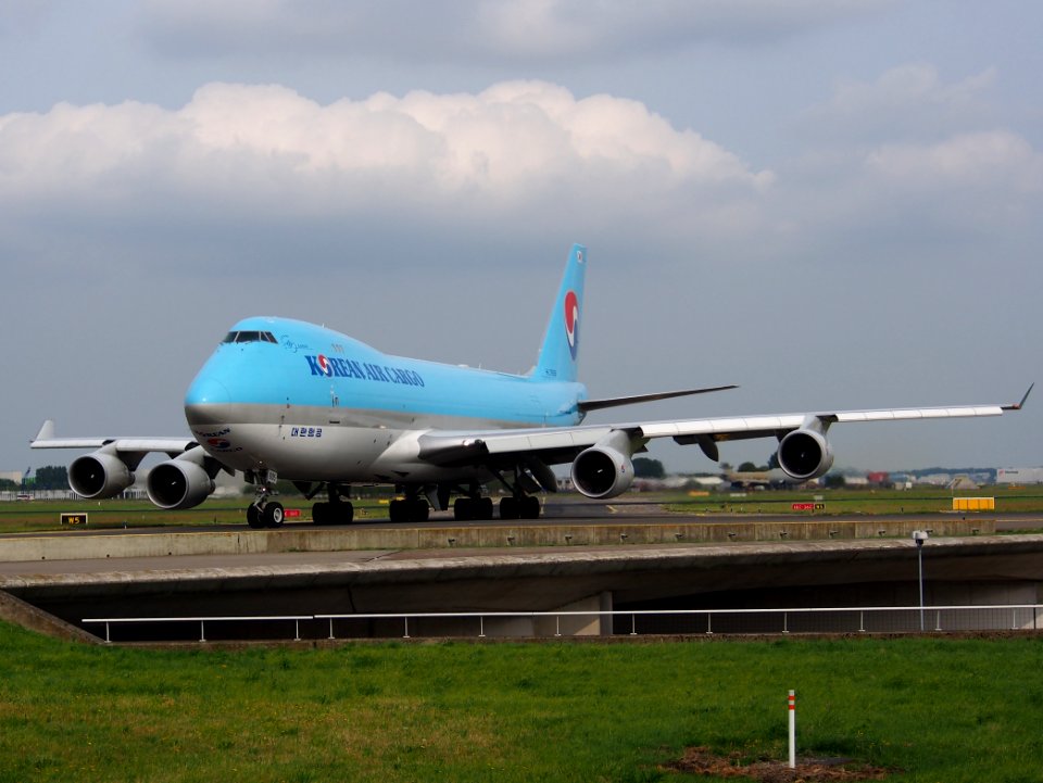 HL7605 Korean Air Lines Boeing 747-4B5F(ER) - cn 35526 taxiing 14july2013 pic-002