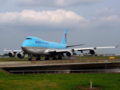 HL7605 Korean Air Lines Boeing 747-4B5F(ER) - cn 35526 taxiing 14july2013 pic-002