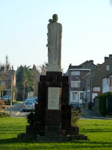 Hoensbroek-Heilig Hartbeeld op Kerkplein (3)