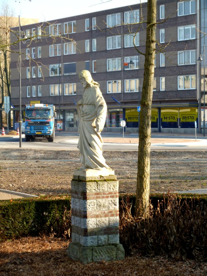 Hoensbroek-Heilig Hartbeeld naast Sint-Janskerk (6)