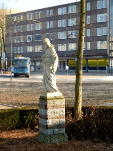 Hoensbroek-Heilig Hartbeeld naast Sint-Janskerk (6)