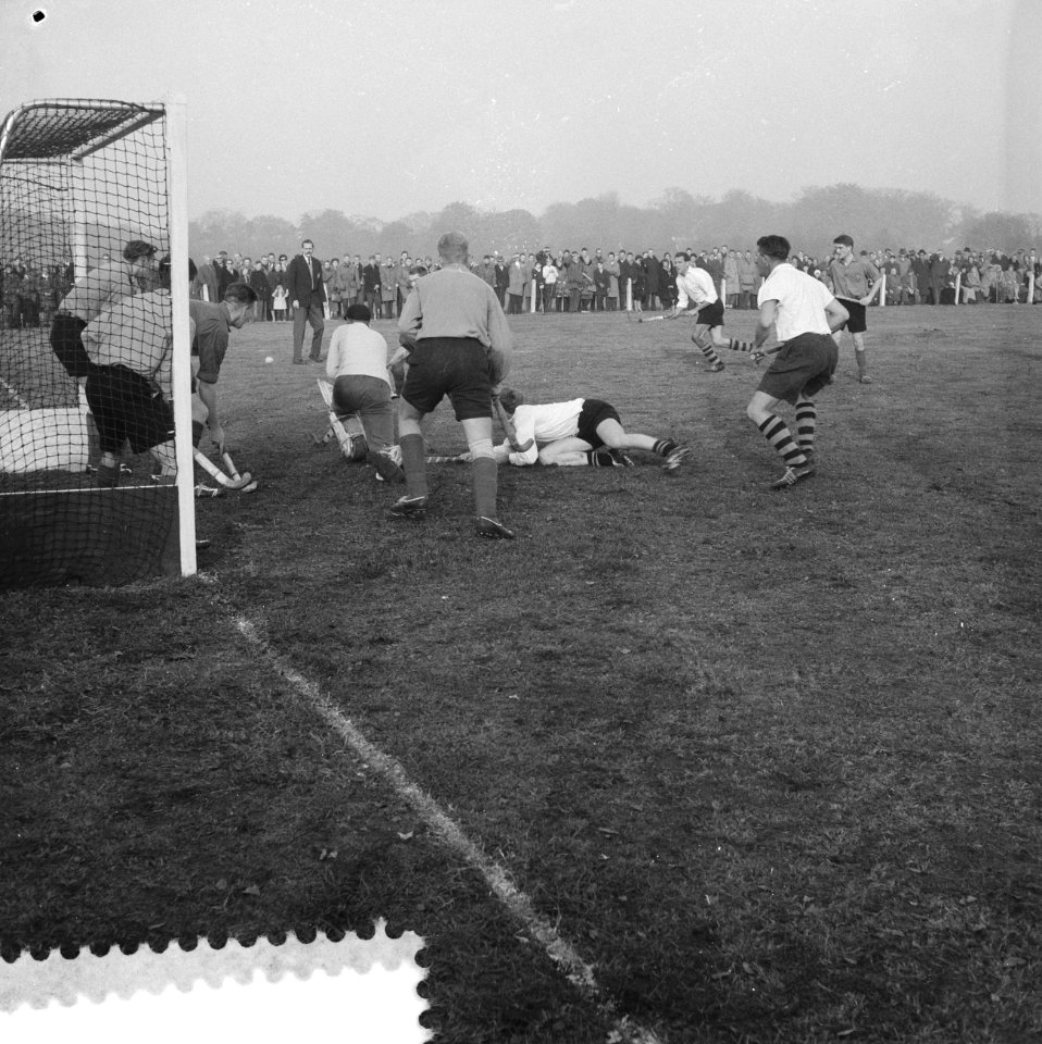 Hockey Laren tegen SCHC 1-1, doelman Borhout Mees (SCHC onderschept een aanval), Bestanddeelnr 910-8075