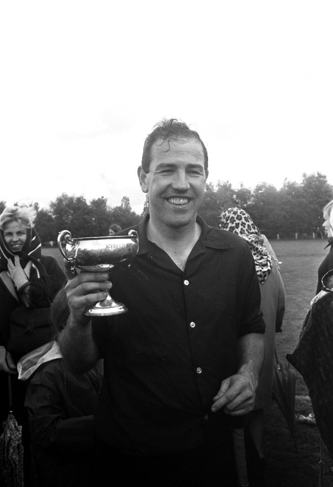Hockey Laren tegen Venlo 2-0 J.P. Fokker met beker, Bestanddeelnr 922-4261