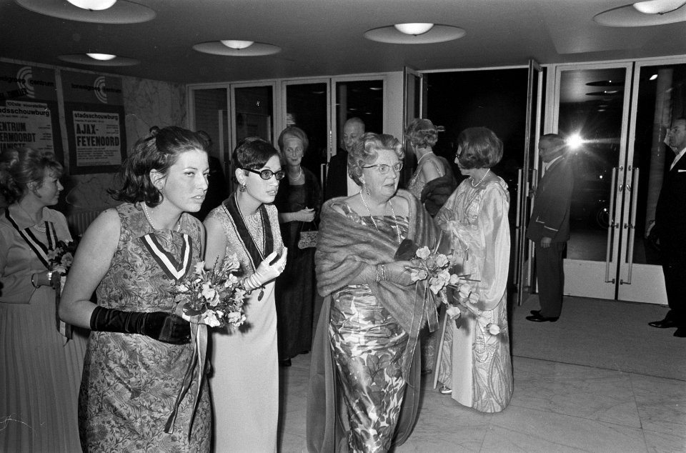 HM woont galapremiere bij in Utrecht t.g.v. 14e lustrum van Utrechtse Vrouwelijk, Bestanddeelnr 922-3323