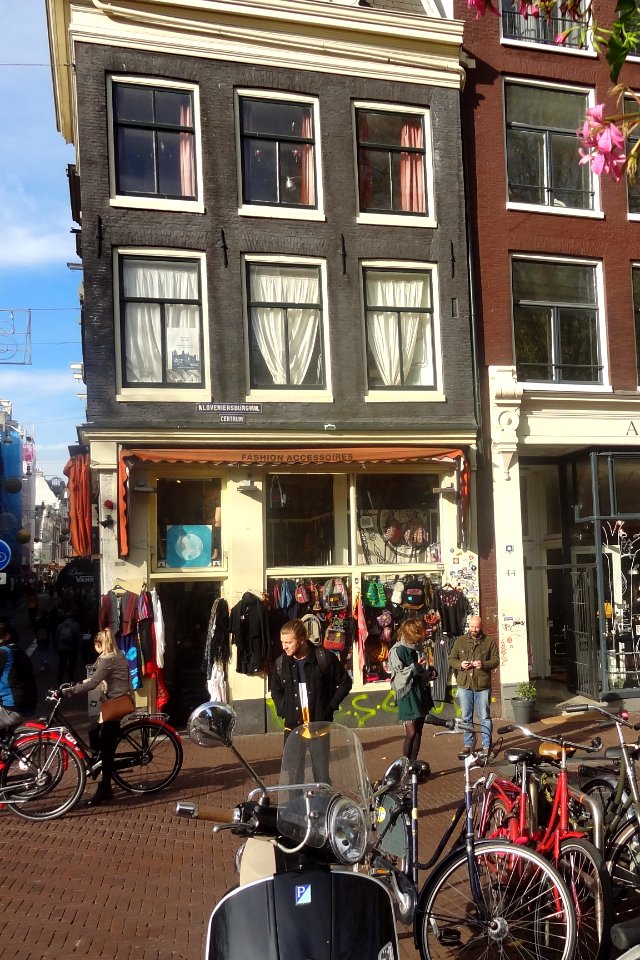 Hoekhuis onder lijst en dak