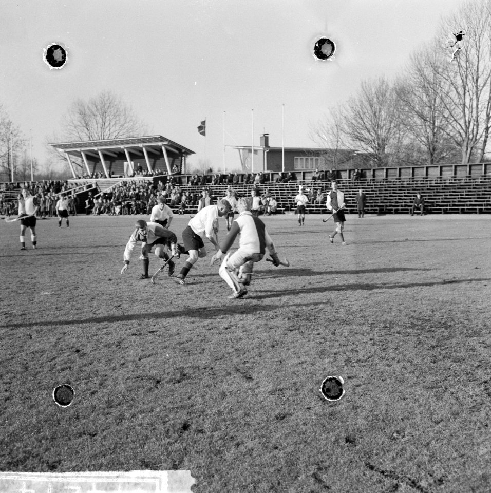 Hockey Amsterdam tegen Leiden 3-1, Van Voorhout schuift Leiden keeper voorbij, Bestanddeelnr 917-4274