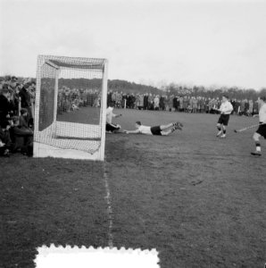 Hockey Laren tegen Amsterdam 1-1, spelmoment, Bestanddeelnr 907-5520